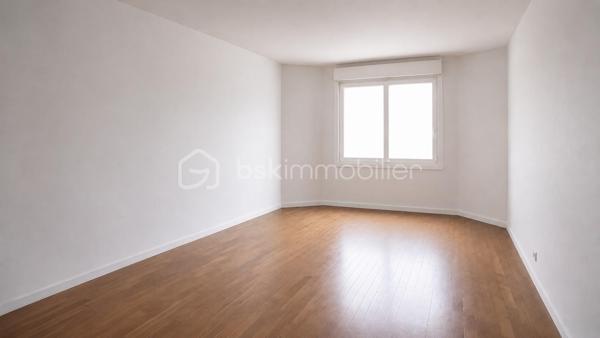 À quelques minutes de La Défense, dans un environnement privilégié de Puteaux, découvrez ce superbe appartement 5 pièces offrant un cadre de vie idéal pour une famille à la recherche de confort, d'espace et de praticité.

Dès l'entrée, vous serez séduits par ses volumes généreux, sa luminosité et son agencement fonctionnel. L'espace de vie convivial bénéficie d'une belle exposition et offre un cadre agréable pour recevoir famille et amis. La cuisine, aménagée et équipée, complète harmonieusement cet ensemble.

L'espace nuit propose plusieurs chambres confortables permettant à chacun de profiter de son intimité, ainsi que les équipements indispensables à une vie familiale sereine.

Les prestations de ce bien sont complétées par des annexes particulièrement recherchées :

✔ Deux places de stationnement au sein d'un box fermé sécurisé
✔ Un box de rangement privatif offrant un espace de stockage supplémentaire particulièrement appréciable
✔ Résidence entretenue et sécurisée avec vidéosurveillance
✔ Proximité immédiate des commerces, écoles et transports
✔ Accès rapide à La Défense et à Paris

Rare sur le secteur, cet appartement réunit tous les critères recherchés pour une résidence principale de qualité ou un investissement patrimonial pérenne.

Une visite s'impose !
Contact :
Ghislain MBOUYOU
Mandataire immobilier
📞 06 45 31 37 16