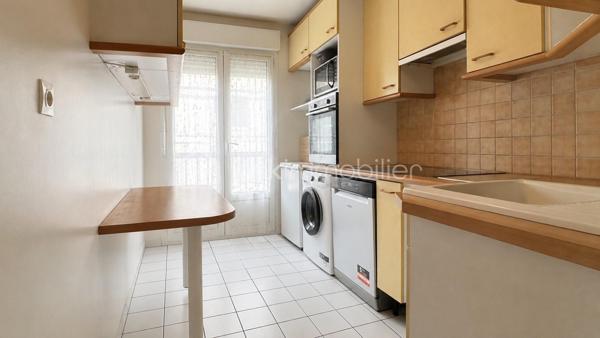 À quelques minutes de La Défense, dans un environnement privilégié de Puteaux, découvrez ce superbe appartement 5 pièces offrant un cadre de vie idéal pour une famille à la recherche de confort, d'espace et de praticité.

Dès l'entrée, vous serez séduits par ses volumes généreux, sa luminosité et son agencement fonctionnel. L'espace de vie convivial bénéficie d'une belle exposition et offre un cadre agréable pour recevoir famille et amis. La cuisine, aménagée et équipée, complète harmonieusement cet ensemble.

L'espace nuit propose plusieurs chambres confortables permettant à chacun de profiter de son intimité, ainsi que les équipements indispensables à une vie familiale sereine.

Les prestations de ce bien sont complétées par des annexes particulièrement recherchées :

✔ Deux places de stationnement au sein d'un box fermé sécurisé
✔ Un box de rangement privatif offrant un espace de stockage supplémentaire particulièrement appréciable
✔ Résidence entretenue et sécurisée avec vidéosurveillance
✔ Proximité immédiate des commerces, écoles et transports
✔ Accès rapide à La Défense et à Paris

Rare sur le secteur, cet appartement réunit tous les critères recherchés pour une résidence principale de qualité ou un investissement patrimonial pérenne.

Une visite s'impose !
Contact :
Ghislain MBOUYOU
Mandataire immobilier
📞 06 45 31 37 16