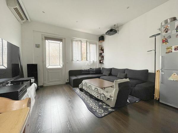 Viroflay - Maison de 3 pièces avec petite cour extérieure. €350 000 ** - Référence 657-C