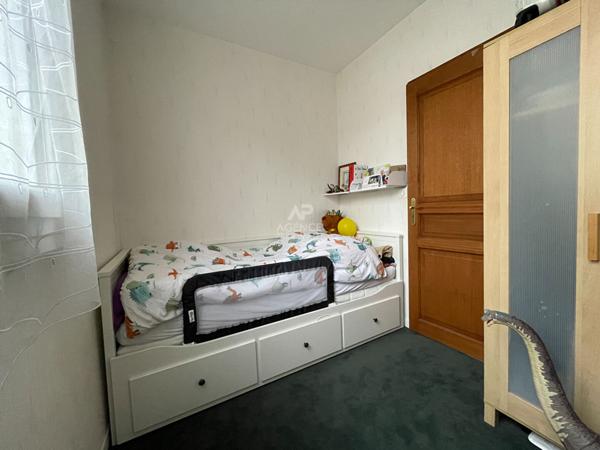 Viroflay - Maison de 3 pièces avec petite cour extérieure. €350 000 ** - Référence 657-C