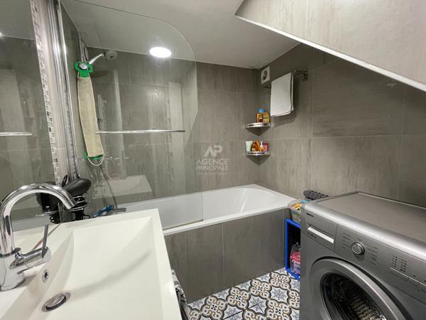 Viroflay - Maison de 3 pièces avec petite cour extérieure. €350 000 ** - Référence 657-C