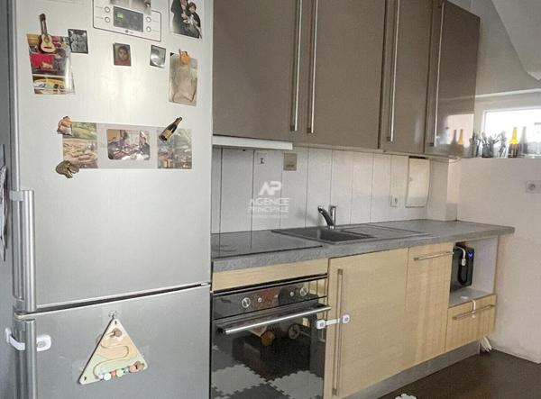 Viroflay - Maison de 3 pièces avec petite cour extérieure. €350 000 ** - Référence 657-C