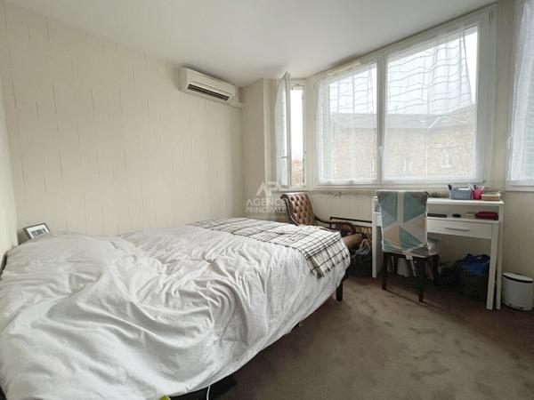 Viroflay - Maison de 3 pièces avec petite cour extérieure. €350 000 ** - Référence 657-C