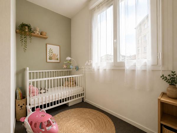 Viroflay - Maison de 3 pièces avec petite cour extérieure. €350 000 ** - Référence 657-C