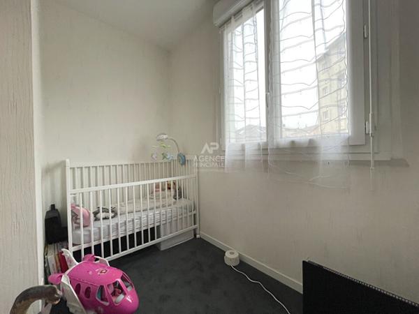 Viroflay - Maison de 3 pièces avec petite cour extérieure. €350 000 ** - Référence 657-C