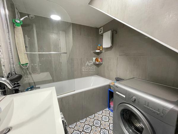 Viroflay - Maison de 3 pièces avec petite cour extérieure. €350 000 ** - Référence 657-C