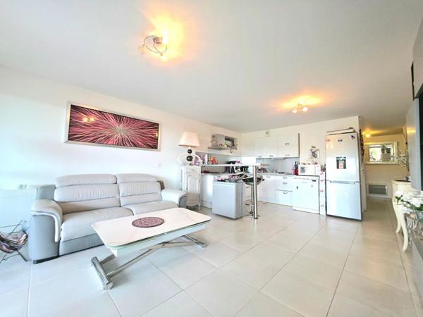 Appartement  3 pièce(s) 65 m2 terrasse / 2 PARKING et ascenseur