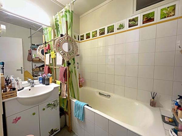 Appartement T4 de 72.93m2 avec balcon et cave dans une résidence avec gardien