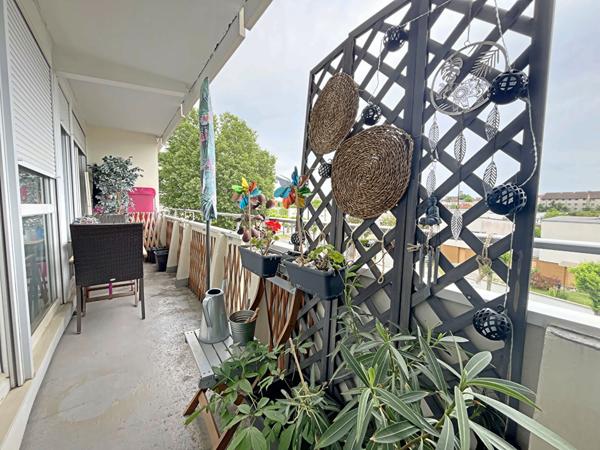 Appartement T4 de 72.93m2 avec balcon et cave dans une résidence avec gardien