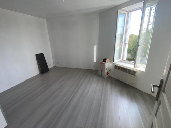 Maison de ville offrant de beaux potentiels
