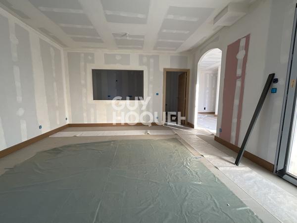 Maison neuve en cours de construction L Isle Sur La Sorgue PARTAGE DES EAUX