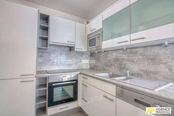 Versailles Mairie Appartement "esprit maison" de 4 pièces 100 m² au sol avec box €680 000 ** - Référence 25415