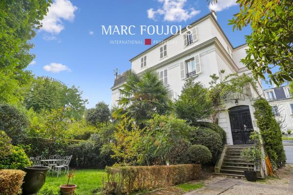 Paris XVII. Villa des Ternes. Appartement avec terrasse.