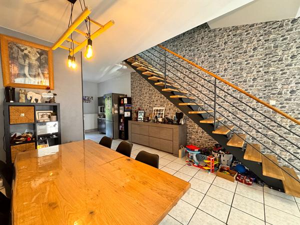 Maison - 6 pièces - 216 m²