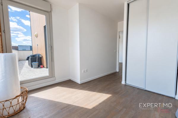 APPARTEMENT 4 PIÈCES AU DERNIER ÉTAGE – GRANDE TERRASSE – 3 CHAMBRES – 2 PARKINGS