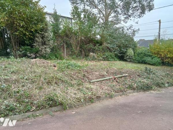 Terrain non-viabilisé de 281m², libre de constructeur