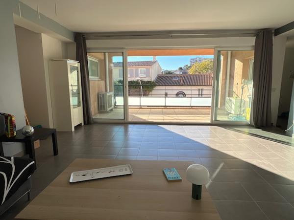 Marseille (13008) VENTE APPARTEMENT T6 DERNIER ETAGE DUPLEX 134,65 M2 CARREZ (159,70 M2 HABITABLE) BD DES JONCS 13008 MARSEILLE
