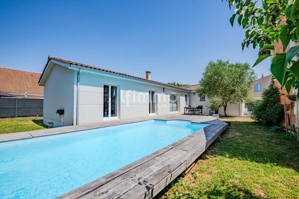 Maison individuelle de plain-pied avec garage et piscine