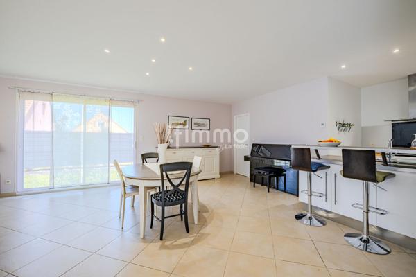 Maison individuelle de plain-pied avec garage et piscine