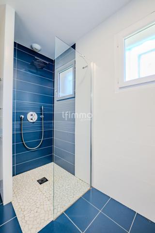 Maison individuelle de plain-pied avec garage et piscine