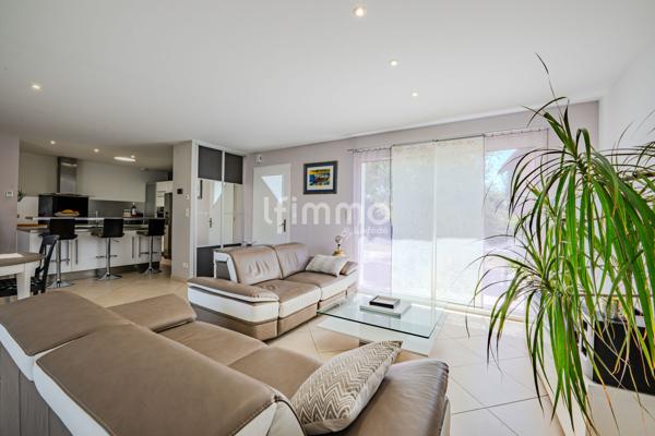 Maison individuelle de plain-pied avec garage et piscine