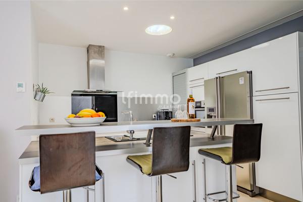 Maison individuelle de plain-pied avec garage et piscine