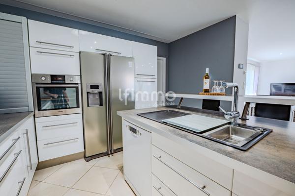 Maison individuelle de plain-pied avec garage et piscine