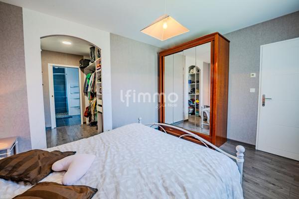 Maison individuelle de plain-pied avec garage et piscine