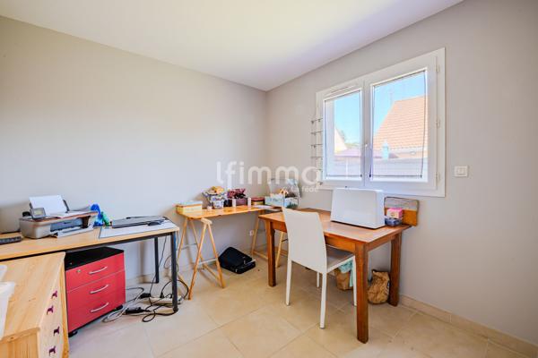 Maison individuelle de plain-pied avec garage et piscine