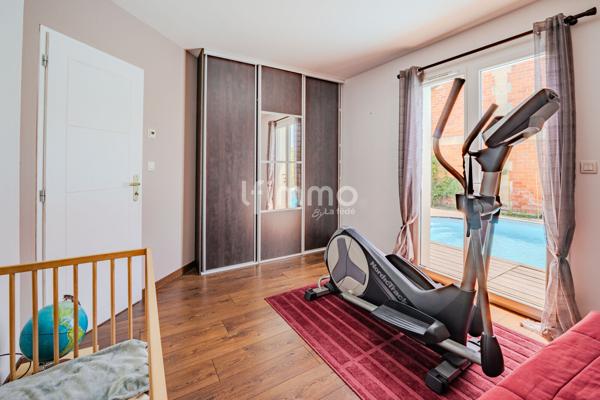 Maison individuelle de plain-pied avec garage et piscine