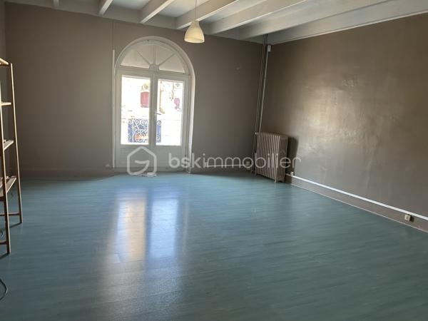 Immeuble de caractère avec ancien bar-tabac – Centre de Thénezay (79)

Idéalement situé au cœur de Thénezay, cet immeuble d’environ 213 m² offre un fort potentiel pour un projet commercial et résidentiel. Ancien bar-tabac emblématique du village, ce bien dispose de beaux volumes et d’un espace professionnel déjà aménagé, prêt à accueillir une nouvelle activité.

- Rez-de-chaussée – Espace commercial

Le rez-de-chaussée comprend :

* Un espace bar avec comptoir
* Un espace dédié pouvant accueillir une activité tabac, FDJ, presse ou commerce de proximité
* Des sanitaires aux normes pour l’accueil du public
* Une réserve/remise pour le stockage
* Une cuisine à rénover

Cet espace modulable peut convenir à de nombreux projets :
bar-tabac, FDJ, café, commerce multi-services, salon de thé, petite restauration, épicerie de proximité.

 - Premier étage – Partie habitation

À l’étage, vous trouverez :

* Une pièce de vie lumineuse avec accès à un balcon
* Une Chambre
* Un WC indépendant

-  Dernier étage

Le dernier niveau se compose de :

* Trois chambres
* Une salle de bains

 - Annexes

* Cave
* Petite terrasse à l’avant du bien

- Caractéristiques techniques

* Chauffage fioul
* Possibilité d’installation d’une pompe à chaleur
* Assainissement collectif (tout-à-l’égout)

- Travaux à prévoir

Des travaux de rénovation seront à prévoir afin de révéler tout le potentiel de cette propriété et de l’adapter aux projets de ses futurs acquéreurs.

- Un bien à fort potentiel

La partie habitation peut également servir de logement principal ou de logement de fonction.

Son emplacement stratégique en centre-ville assure une bonne visibilité et un passage régulier.

Pour plus d’informations ou organiser une visite, n’hésitez pas à nous contacter.