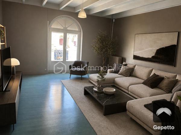 Immeuble de caractère avec ancien bar-tabac – Centre de Thénezay (79)

Idéalement situé au cœur de Thénezay, cet immeuble d’environ 213 m² offre un fort potentiel pour un projet commercial et résidentiel. Ancien bar-tabac emblématique du village, ce bien dispose de beaux volumes et d’un espace professionnel déjà aménagé, prêt à accueillir une nouvelle activité.

- Rez-de-chaussée – Espace commercial

Le rez-de-chaussée comprend :

* Un espace bar avec comptoir
* Un espace dédié pouvant accueillir une activité tabac, FDJ, presse ou commerce de proximité
* Des sanitaires aux normes pour l’accueil du public
* Une réserve/remise pour le stockage
* Une cuisine à rénover

Cet espace modulable peut convenir à de nombreux projets :
bar-tabac, FDJ, café, commerce multi-services, salon de thé, petite restauration, épicerie de proximité.

 - Premier étage – Partie habitation

À l’étage, vous trouverez :

* Une pièce de vie lumineuse avec accès à un balcon
* Une Chambre
* Un WC indépendant

-  Dernier étage

Le dernier niveau se compose de :

* Trois chambres
* Une salle de bains

 - Annexes

* Cave
* Petite terrasse à l’avant du bien

- Caractéristiques techniques

* Chauffage fioul
* Possibilité d’installation d’une pompe à chaleur
* Assainissement collectif (tout-à-l’égout)

- Travaux à prévoir

Des travaux de rénovation seront à prévoir afin de révéler tout le potentiel de cette propriété et de l’adapter aux projets de ses futurs acquéreurs.

- Un bien à fort potentiel

La partie habitation peut également servir de logement principal ou de logement de fonction.

Son emplacement stratégique en centre-ville assure une bonne visibilité et un passage régulier.

Pour plus d’informations ou organiser une visite, n’hésitez pas à nous contacter.