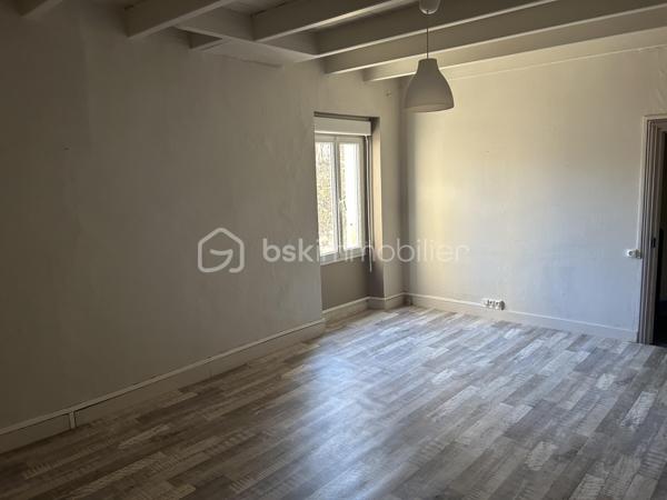 Immeuble de caractère avec ancien bar-tabac – Centre de Thénezay (79)

Idéalement situé au cœur de Thénezay, cet immeuble d’environ 213 m² offre un fort potentiel pour un projet commercial et résidentiel. Ancien bar-tabac emblématique du village, ce bien dispose de beaux volumes et d’un espace professionnel déjà aménagé, prêt à accueillir une nouvelle activité.

- Rez-de-chaussée – Espace commercial

Le rez-de-chaussée comprend :

* Un espace bar avec comptoir
* Un espace dédié pouvant accueillir une activité tabac, FDJ, presse ou commerce de proximité
* Des sanitaires aux normes pour l’accueil du public
* Une réserve/remise pour le stockage
* Une cuisine à rénover

Cet espace modulable peut convenir à de nombreux projets :
bar-tabac, FDJ, café, commerce multi-services, salon de thé, petite restauration, épicerie de proximité.

 - Premier étage – Partie habitation

À l’étage, vous trouverez :

* Une pièce de vie lumineuse avec accès à un balcon
* Une Chambre
* Un WC indépendant

-  Dernier étage

Le dernier niveau se compose de :

* Trois chambres
* Une salle de bains

 - Annexes

* Cave
* Petite terrasse à l’avant du bien

- Caractéristiques techniques

* Chauffage fioul
* Possibilité d’installation d’une pompe à chaleur
* Assainissement collectif (tout-à-l’égout)

- Travaux à prévoir

Des travaux de rénovation seront à prévoir afin de révéler tout le potentiel de cette propriété et de l’adapter aux projets de ses futurs acquéreurs.

- Un bien à fort potentiel

La partie habitation peut également servir de logement principal ou de logement de fonction.

Son emplacement stratégique en centre-ville assure une bonne visibilité et un passage régulier.

Pour plus d’informations ou organiser une visite, n’hésitez pas à nous contacter.