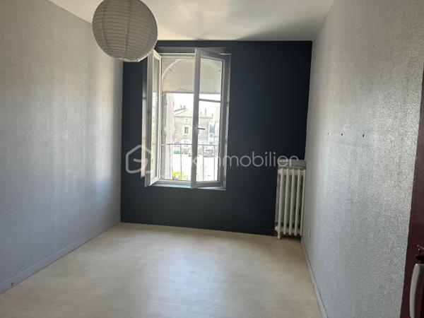 Immeuble de caractère avec ancien bar-tabac – Centre de Thénezay (79)

Idéalement situé au cœur de Thénezay, cet immeuble d’environ 213 m² offre un fort potentiel pour un projet commercial et résidentiel. Ancien bar-tabac emblématique du village, ce bien dispose de beaux volumes et d’un espace professionnel déjà aménagé, prêt à accueillir une nouvelle activité.

- Rez-de-chaussée – Espace commercial

Le rez-de-chaussée comprend :

* Un espace bar avec comptoir
* Un espace dédié pouvant accueillir une activité tabac, FDJ, presse ou commerce de proximité
* Des sanitaires aux normes pour l’accueil du public
* Une réserve/remise pour le stockage
* Une cuisine à rénover

Cet espace modulable peut convenir à de nombreux projets :
bar-tabac, FDJ, café, commerce multi-services, salon de thé, petite restauration, épicerie de proximité.

 - Premier étage – Partie habitation

À l’étage, vous trouverez :

* Une pièce de vie lumineuse avec accès à un balcon
* Une Chambre
* Un WC indépendant

-  Dernier étage

Le dernier niveau se compose de :

* Trois chambres
* Une salle de bains

 - Annexes

* Cave
* Petite terrasse à l’avant du bien

- Caractéristiques techniques

* Chauffage fioul
* Possibilité d’installation d’une pompe à chaleur
* Assainissement collectif (tout-à-l’égout)

- Travaux à prévoir

Des travaux de rénovation seront à prévoir afin de révéler tout le potentiel de cette propriété et de l’adapter aux projets de ses futurs acquéreurs.

- Un bien à fort potentiel

La partie habitation peut également servir de logement principal ou de logement de fonction.

Son emplacement stratégique en centre-ville assure une bonne visibilité et un passage régulier.

Pour plus d’informations ou organiser une visite, n’hésitez pas à nous contacter.