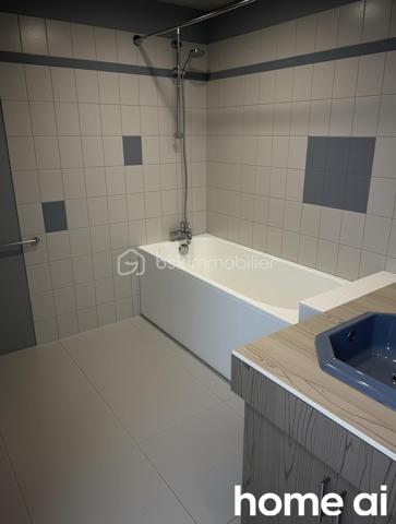 Immeuble de caractère avec ancien bar-tabac – Centre de Thénezay (79)

Idéalement situé au cœur de Thénezay, cet immeuble d’environ 213 m² offre un fort potentiel pour un projet commercial et résidentiel. Ancien bar-tabac emblématique du village, ce bien dispose de beaux volumes et d’un espace professionnel déjà aménagé, prêt à accueillir une nouvelle activité.

- Rez-de-chaussée – Espace commercial

Le rez-de-chaussée comprend :

* Un espace bar avec comptoir
* Un espace dédié pouvant accueillir une activité tabac, FDJ, presse ou commerce de proximité
* Des sanitaires aux normes pour l’accueil du public
* Une réserve/remise pour le stockage
* Une cuisine à rénover

Cet espace modulable peut convenir à de nombreux projets :
bar-tabac, FDJ, café, commerce multi-services, salon de thé, petite restauration, épicerie de proximité.

 - Premier étage – Partie habitation

À l’étage, vous trouverez :

* Une pièce de vie lumineuse avec accès à un balcon
* Une Chambre
* Un WC indépendant

-  Dernier étage

Le dernier niveau se compose de :

* Trois chambres
* Une salle de bains

 - Annexes

* Cave
* Petite terrasse à l’avant du bien

- Caractéristiques techniques

* Chauffage fioul
* Possibilité d’installation d’une pompe à chaleur
* Assainissement collectif (tout-à-l’égout)

- Travaux à prévoir

Des travaux de rénovation seront à prévoir afin de révéler tout le potentiel de cette propriété et de l’adapter aux projets de ses futurs acquéreurs.

- Un bien à fort potentiel

La partie habitation peut également servir de logement principal ou de logement de fonction.

Son emplacement stratégique en centre-ville assure une bonne visibilité et un passage régulier.

Pour plus d’informations ou organiser une visite, n’hésitez pas à nous contacter.