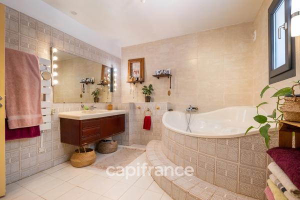 Maison à vendre 7 pièces avec T2 indépendant à Fuveau avec jardin