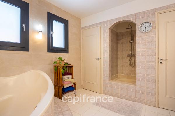 Maison à vendre 7 pièces avec T2 indépendant à Fuveau avec jardin