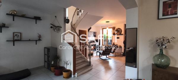 Maison bourgeoise en pierre de 9 pièces avec garage et terrain