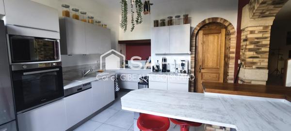Maison bourgeoise en pierre de 9 pièces avec garage et terrain