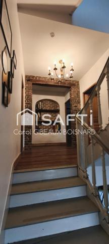 Maison bourgeoise en pierre de 9 pièces avec garage et terrain