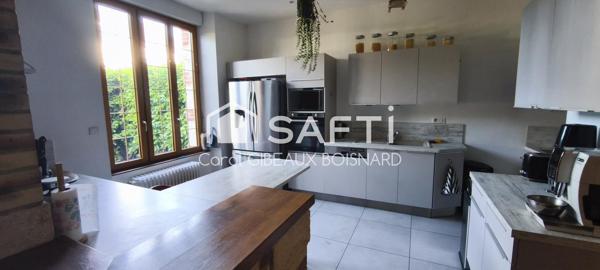 Maison bourgeoise en pierre de 9 pièces avec garage et terrain