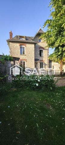 Maison bourgeoise en pierre de 9 pièces avec garage et terrain