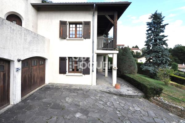 Maison à Saint Symphorien Sur Coise de 198 m² sur un terrain de 1054 m²