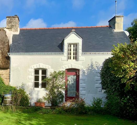 Deux maisons en pierre à Saint Nicolas des Eaux