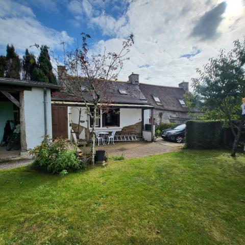 Deux maisons en pierre à Saint Nicolas des Eaux