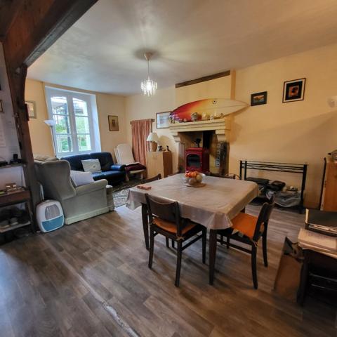 Deux maisons en pierre à Saint Nicolas des Eaux