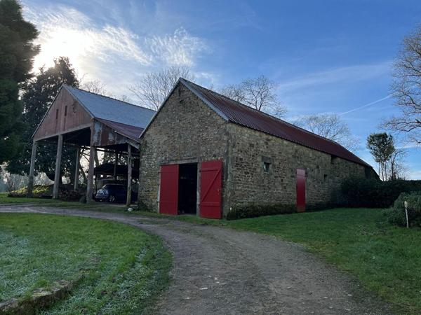 Corps de ferme rénové avec dépendances et gite entre terre et mer