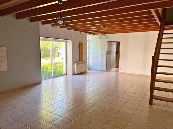 Immeuble à vendre 260 000 € Saint-Germain-de-Lusignan 337 m² DPE D