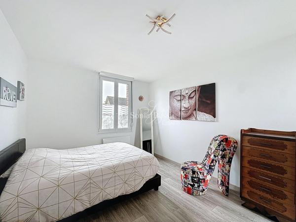 MAISON SEMI MITOYENNE EN SEMI PLAIN PIED 3 CHAMBRES VERANDA JARDIN GARAGE