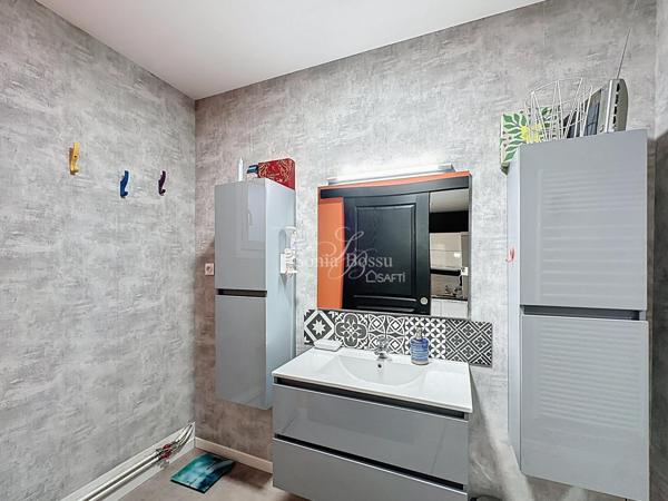 MAISON SEMI MITOYENNE EN SEMI PLAIN PIED 3 CHAMBRES VERANDA JARDIN GARAGE